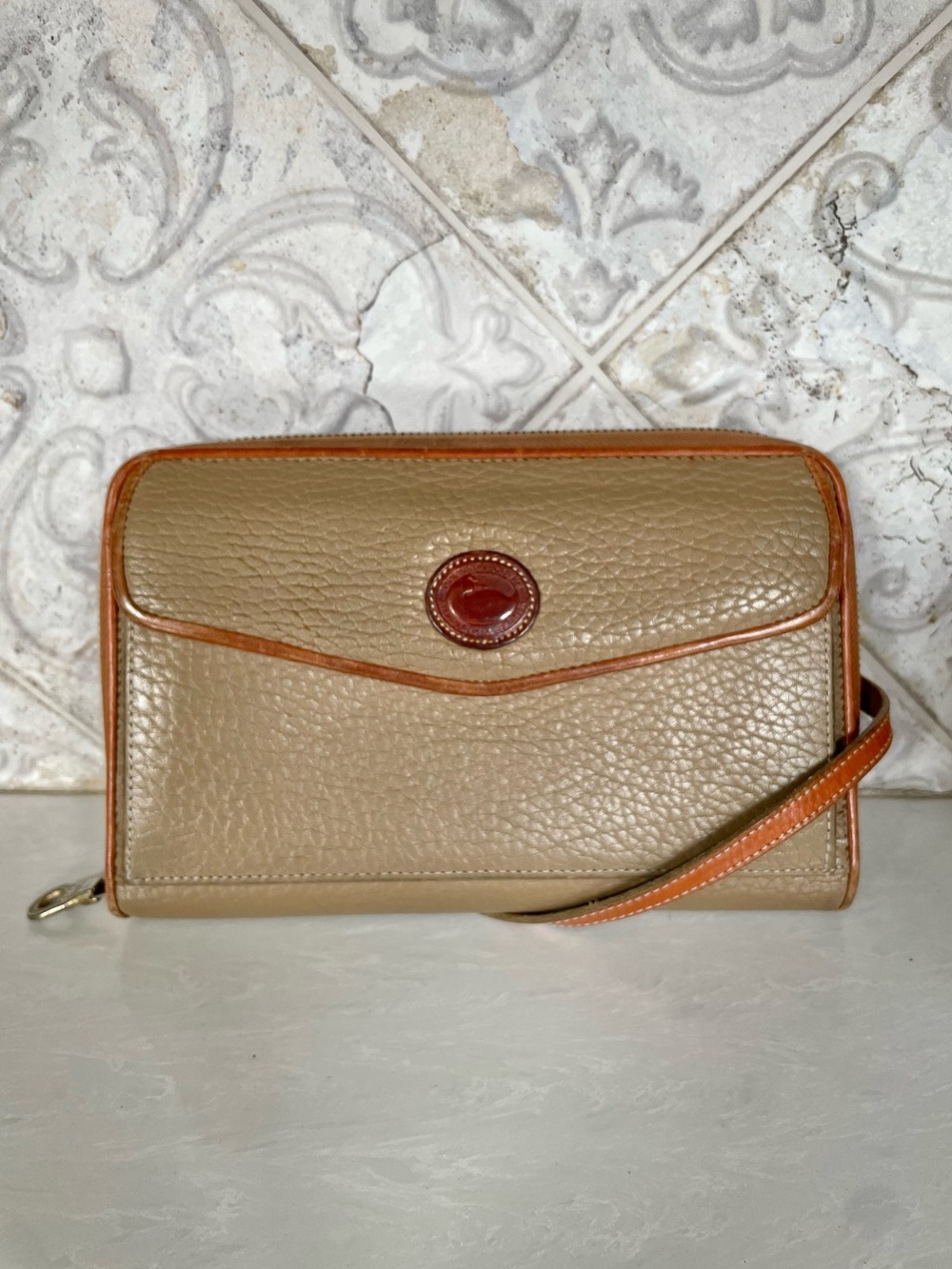 Dooney & Bourke Classic - Wallet Crossbody- Pebbled Lth Wristlet in Beige & Tan